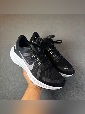 Nike Quest 4 Running Shoes Womans Black White Athletic Sneaker Size 6.5